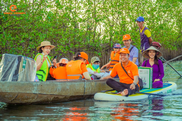 Eagle Tourist Đồng Hành Cùng Đoàn Đại Biểu Hội Doanh Nhân Trẻ Việt Nam Trong Chương Trình Tặng Quà Nạn Nhân Bị Chất Độc Dioxin