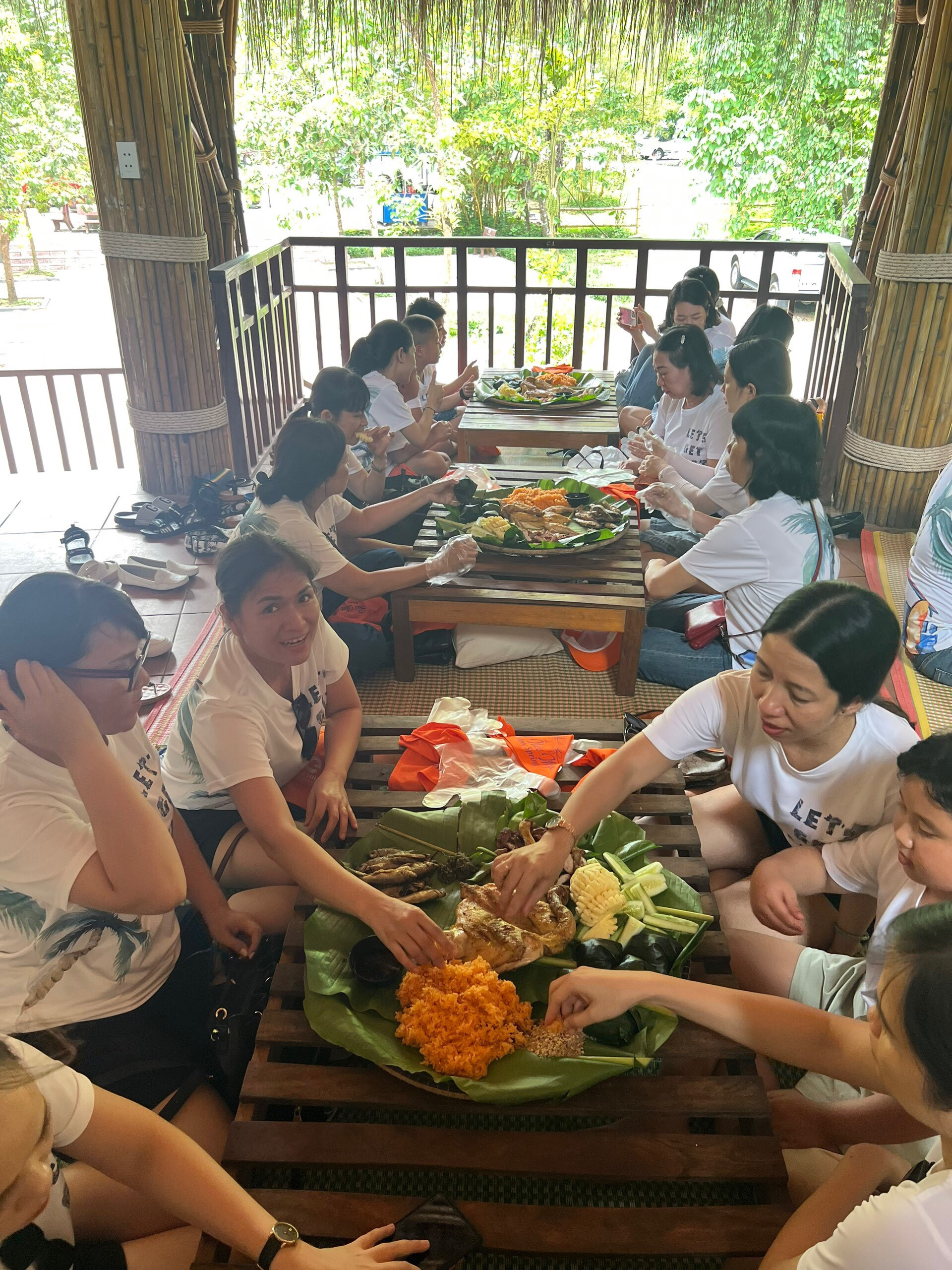 Đoàn Trường THCS Nguyễn Văn Linh trong tour du lịch "Huế - Suối Mooc Quảng Bình - Huế" (2 ngày 1 đêm)