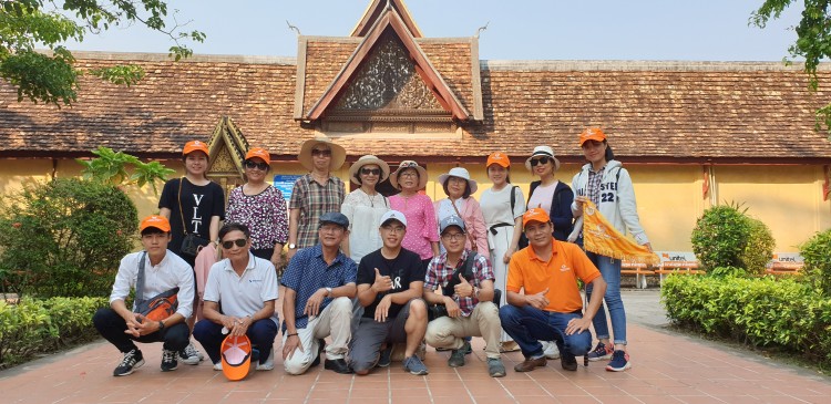 Đoàn tham quan đất nước Lào xinh đẹp và trải nghiệm  lễ hội té nước truyền thống