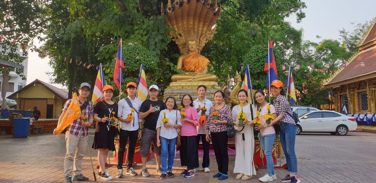 Đoàn khách tham quan và trải nghiệm lễ hội té nước truyền thống tại Lào
