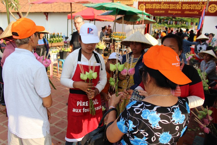 Đoàn khách tham quan và trải nghiệm lễ hội té nước truyền thống tại Lào