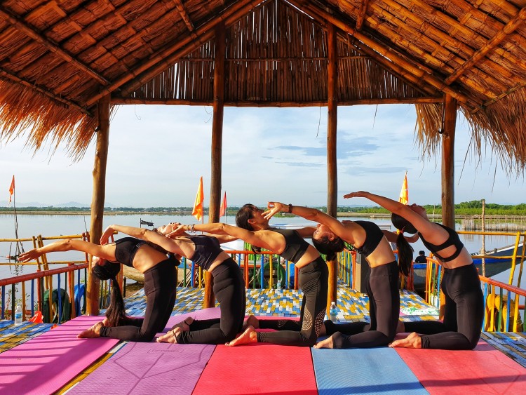Đoàn Câu lạc bộ Yoga Huế trải nghiệm tour "Bình minh trên phá Tam Giang"