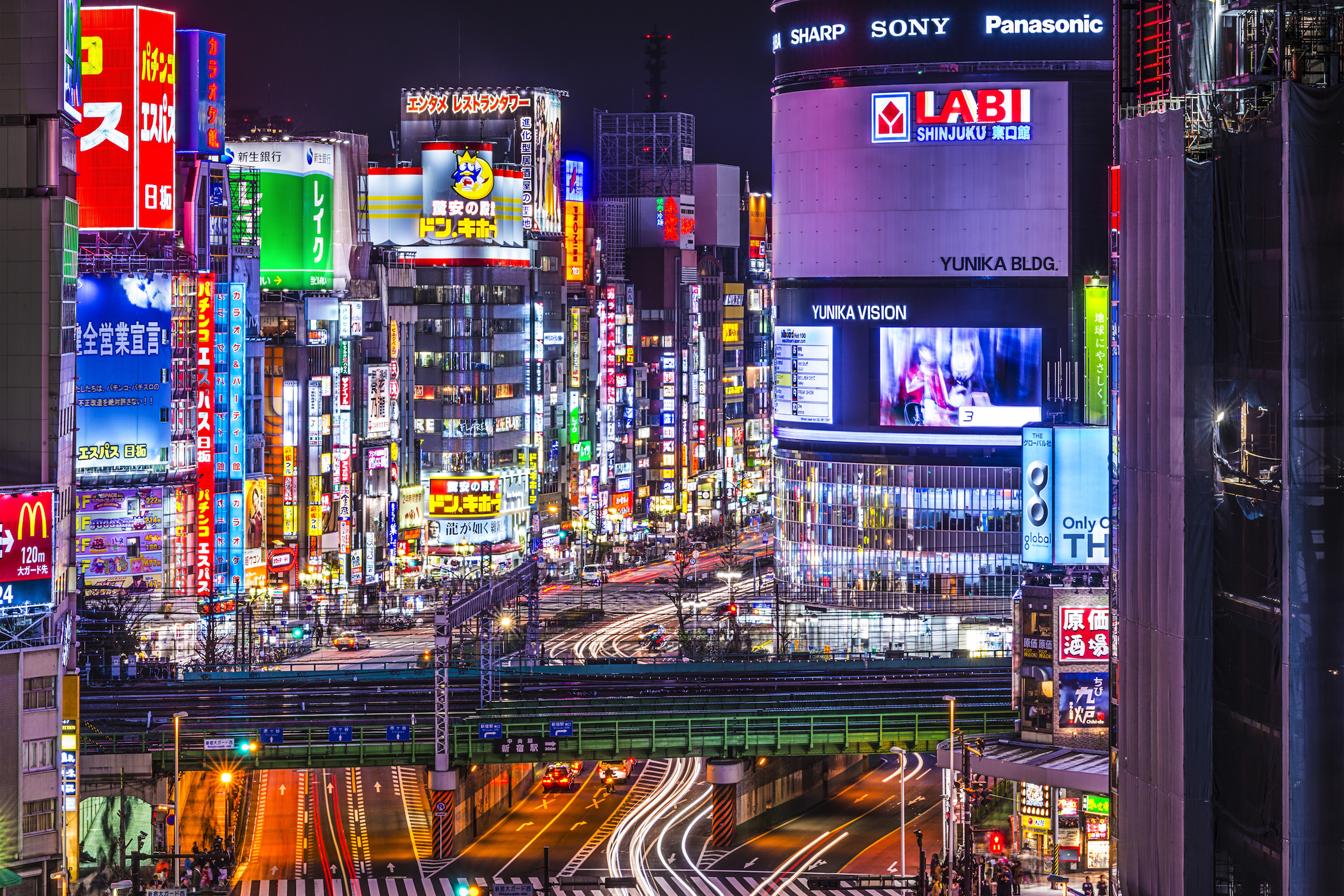 Shinjuku là một trong những khu vực sầm uất và đa dạng nhất tại Tokyo