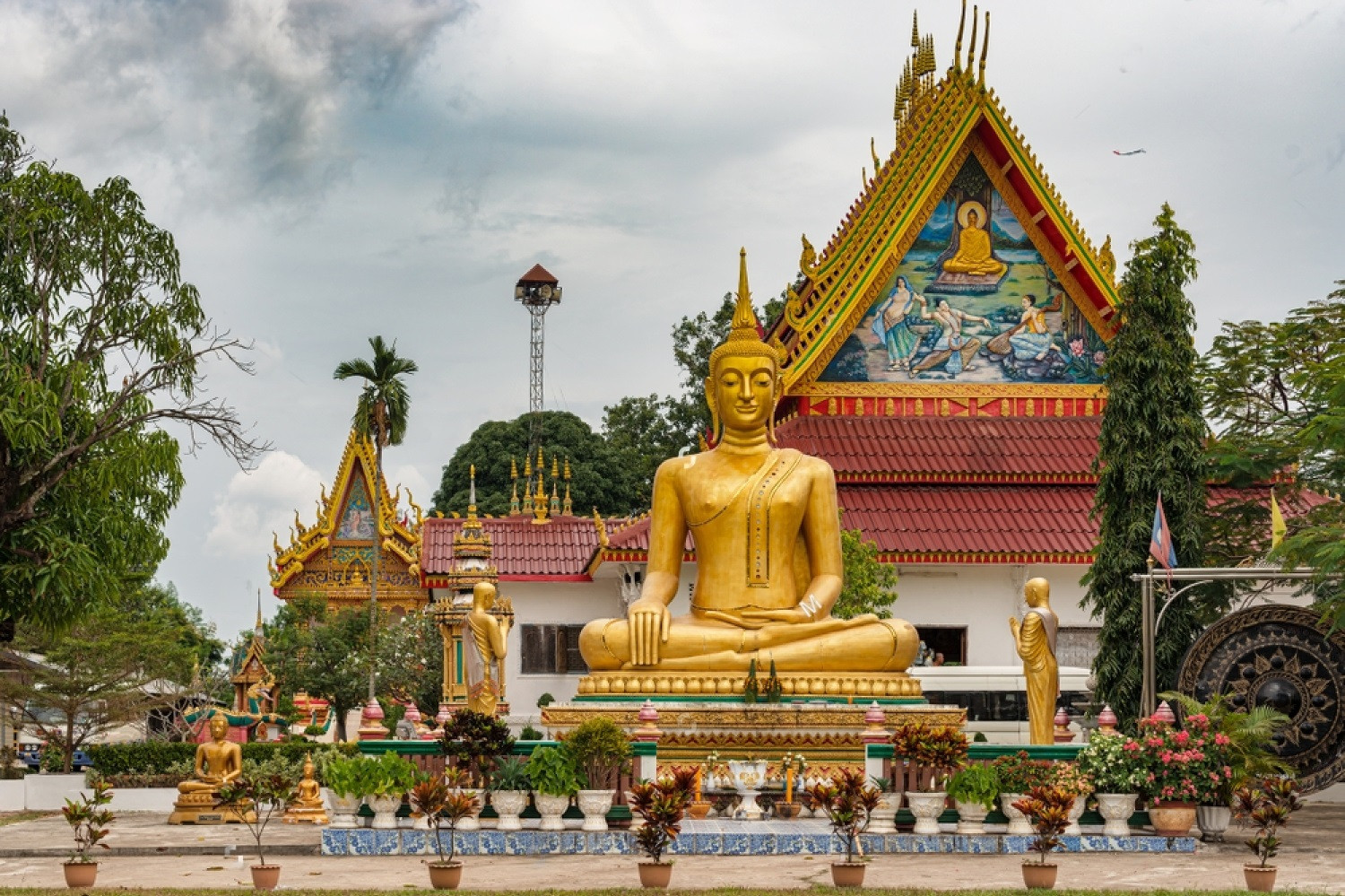 Tượng Phật bên ngoài ngôi chùa ở Savannakhet, Lào.