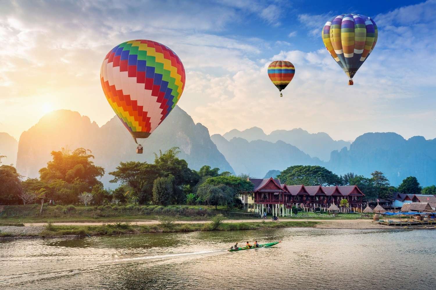 Khinh khí cầu trên sông Nam Song lúc hoàng hôn ở Vang vieng, Lào